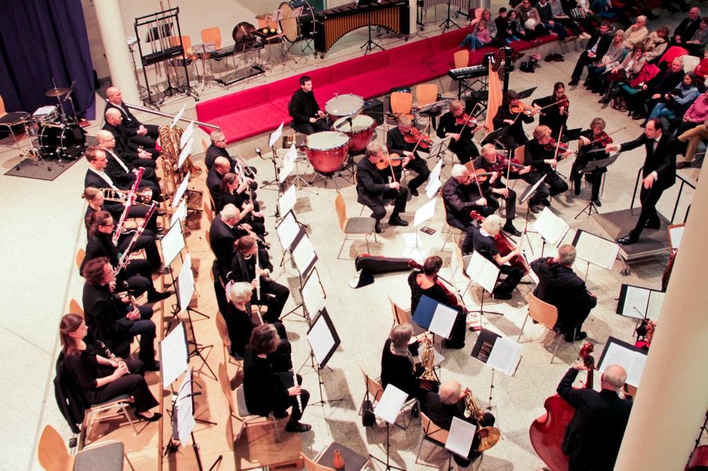 Das vhs-Orchester von oben beim Konzert in der Universität Witten/Herdecke